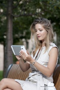 portré fotó padon ülő nő tablet PC-vel reklám kommunkikáció