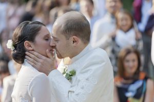 Esküvői fotó menyasszony vőlegény csók