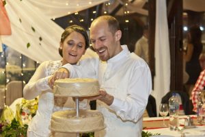 Esküvői fotó menyasszony vőlegény torta felvágása