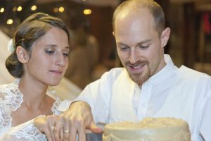 Esküvői fotó menyasszony vőlegény torta felvágása