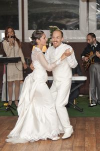 Esküvői fotó menyasszony vőlegény tánc